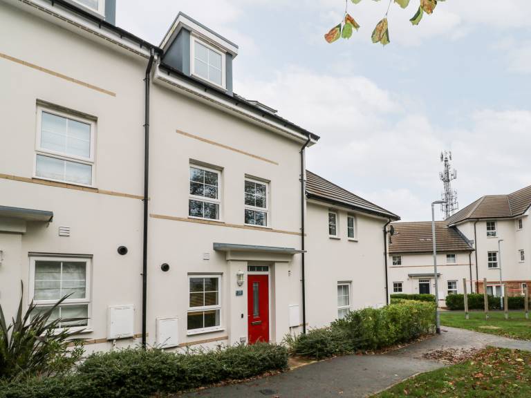 Family-friendly beautiful cottage with terrace & garden | Beach view | Dogs allowed in Falmouth