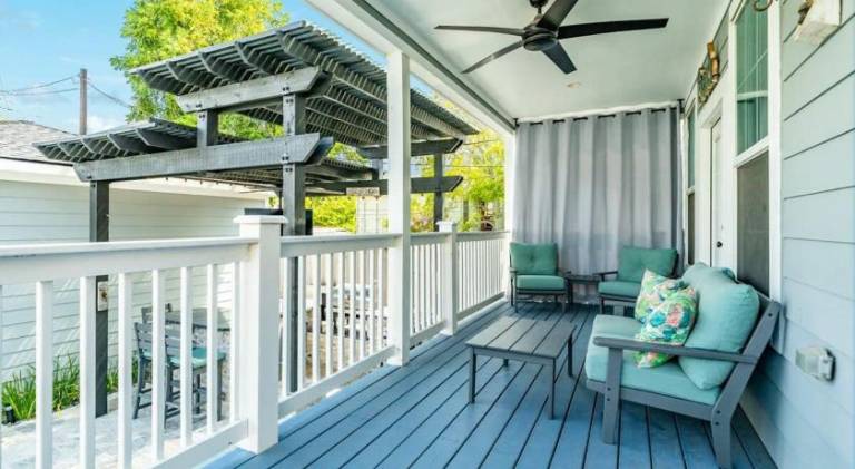 Coral Cottage - Enjoy the Posh Life! Heated Pool, Spa, Fireplace! — photo 4