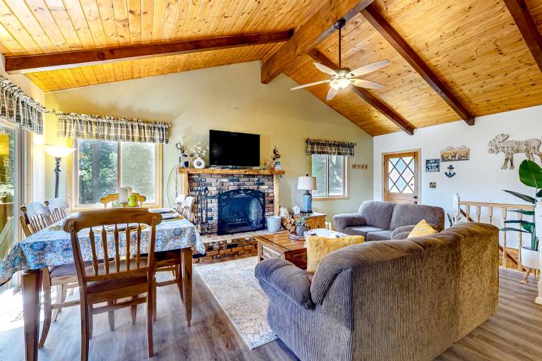 Idyllic Cabin in the Woods: Cozy Crestline Retreat — photo 5