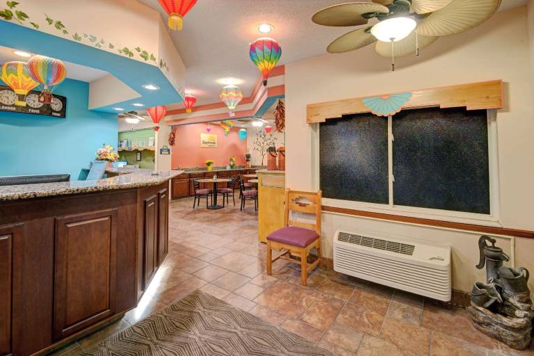 Days Inn & Suites by Wyndham Airport Albuquerque — photo 4