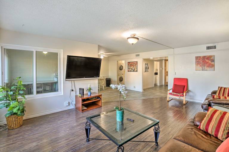 Convenient Inglewood Condo 1 Mile to SoFi