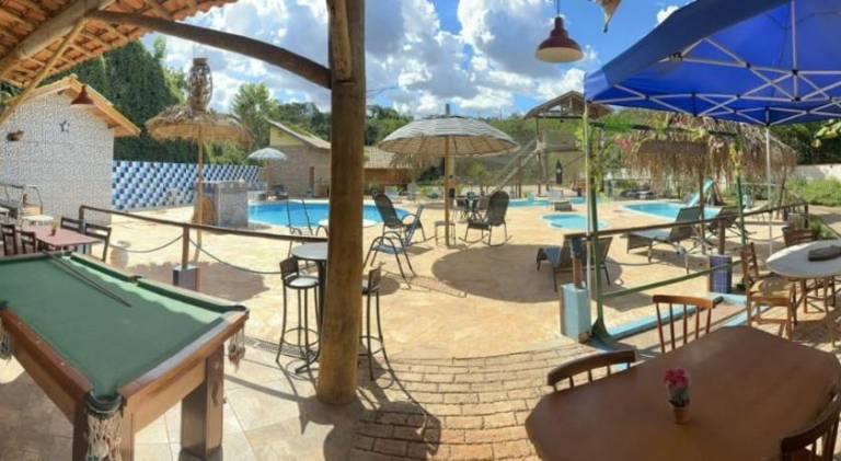 Pleasant lodge with pool, BBQ & patio | Pets allowed — photo 3