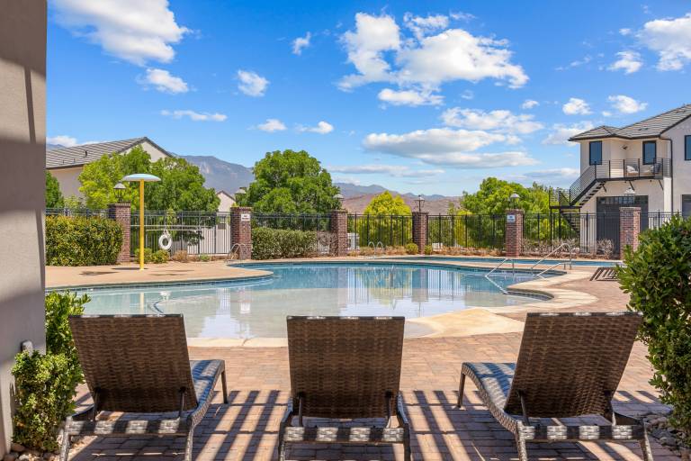 Fully equipped spacious vacation home with pool, jacuzzi & barbeque | Pet-friendly — photo 3