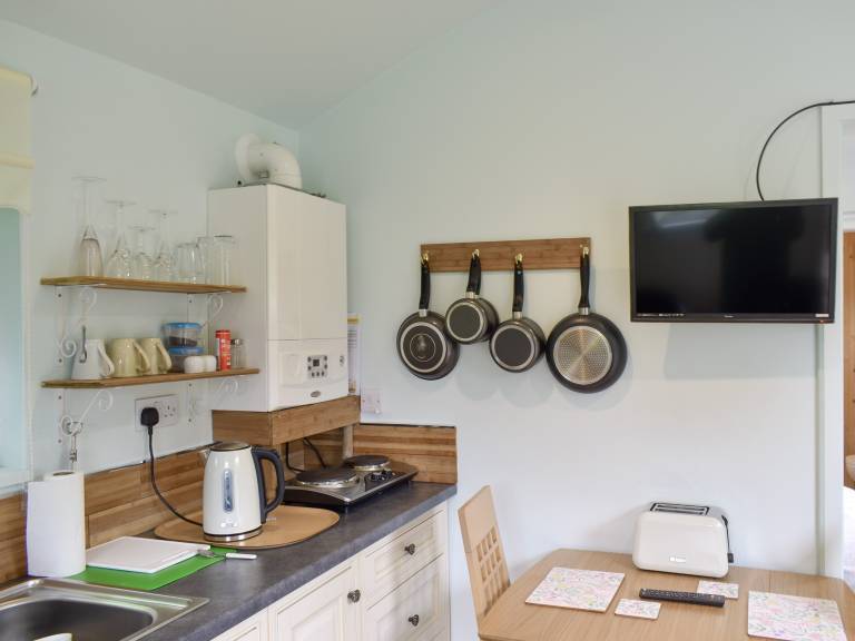 Shepherds Hut 3 at Laddingford - UK32532 — photo 5
