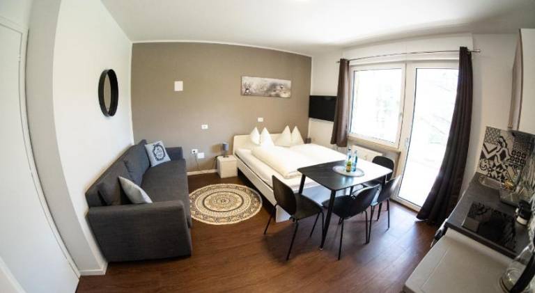 Holiday apartment with yard — photo 4