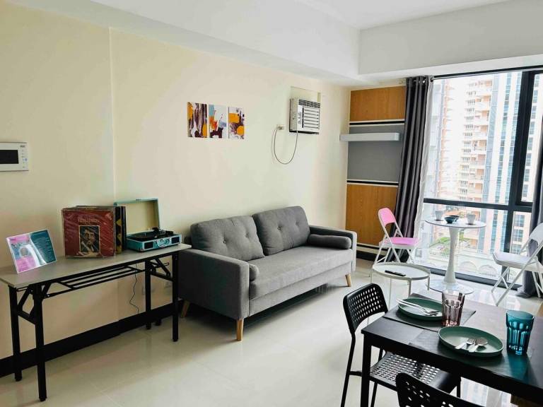 Vacation home with sauna, pool & yard in Taguig