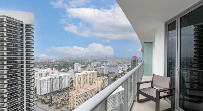 Luxurious Beachfront 2-Bedroom 2-Bathroom with balcony Condo at Lyft Resort & Residences - Miami Bea — photo 3