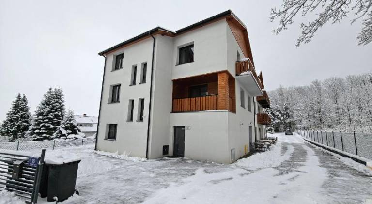 Holiday apartment with BBQ, yard & patio in Karpacz