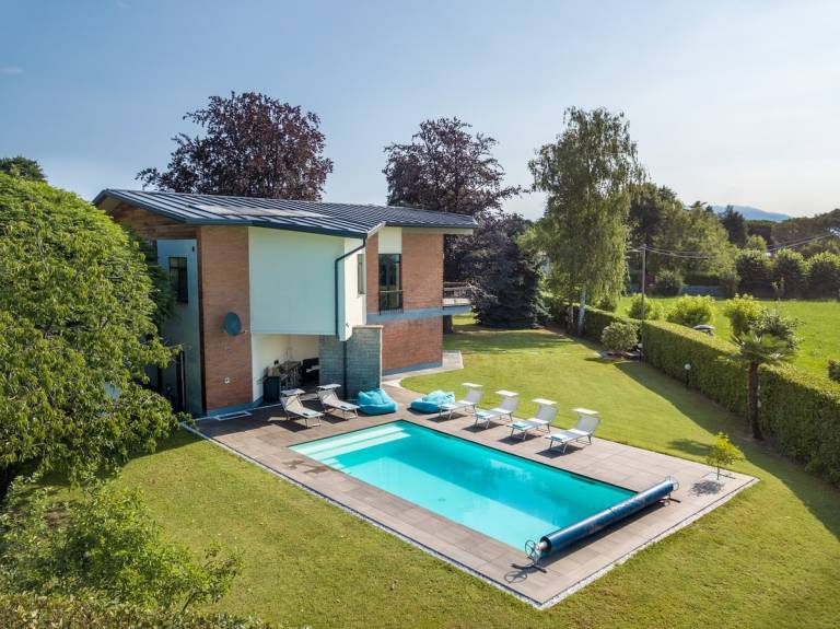 Villa with private pool, yard & barbecue in Novara