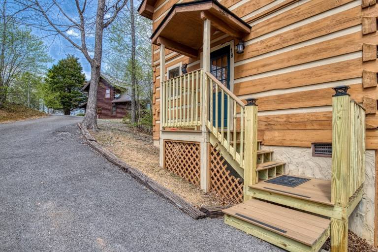 Cabin with private pool — photo 2