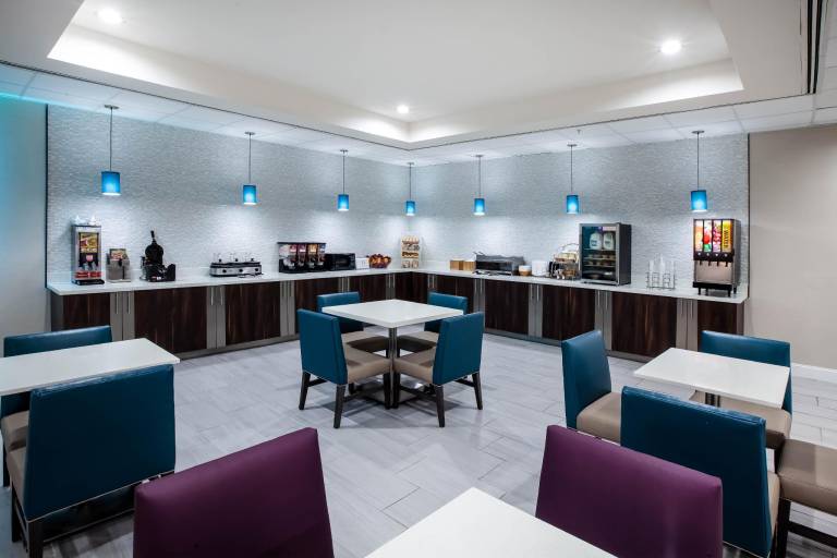 La Quinta Inn & Suites by Wyndham Lubbock North — photo 5