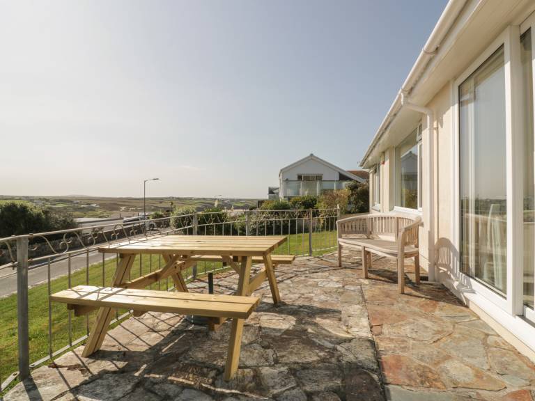 Family-friendly cottage with yard | Beach view | Beach nearby | Pets are welcome — photo 2