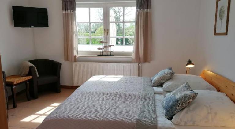 Holiday apartment with garden, patio & BBQ — photo 2