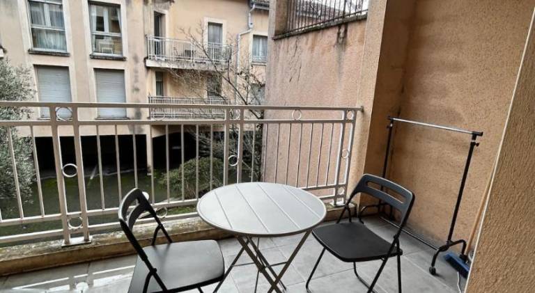 Apartment with patio — photo 3