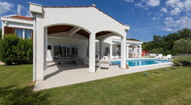 Spacious villa with pool | Pets are welcome — photo 4