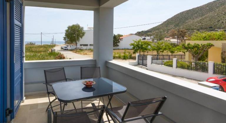 House with patio & garden — photo 4
