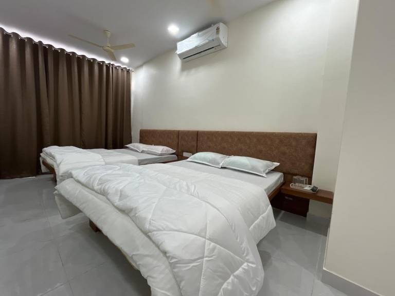Nice vacation home with patio | Pets are welcome in Indore
