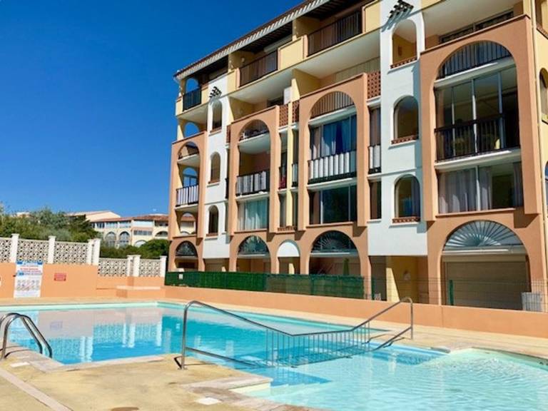 Renovated studio with terrace, air conditioning, close to beach in Agde