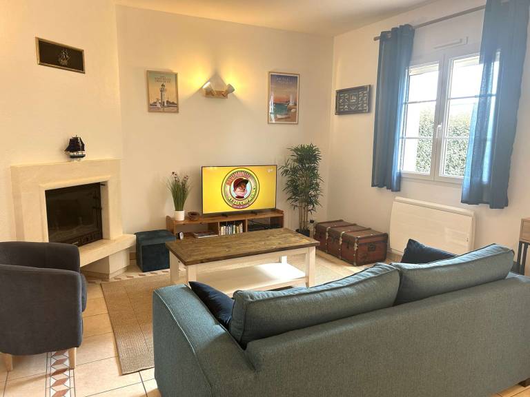 Spacious house, 8 sleeps, 2 bedrooms, near the sea — photo 4