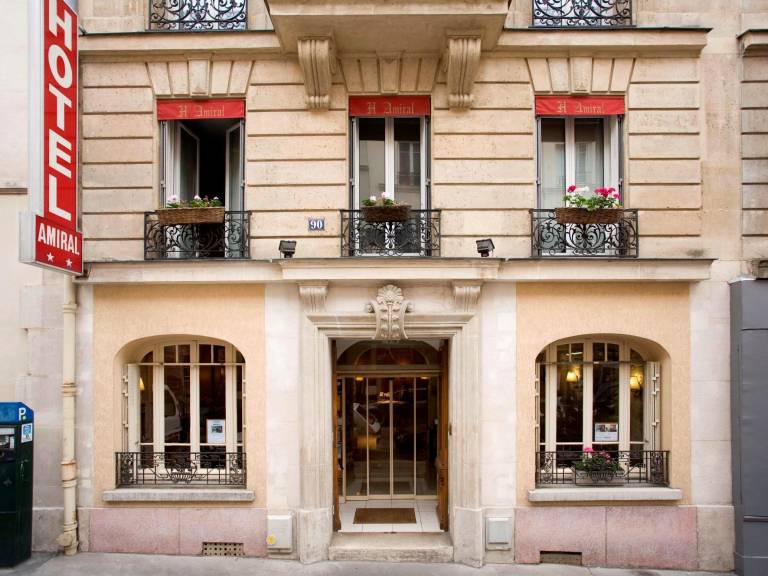 Hotel Amiral in Issy-les-Moulineaux