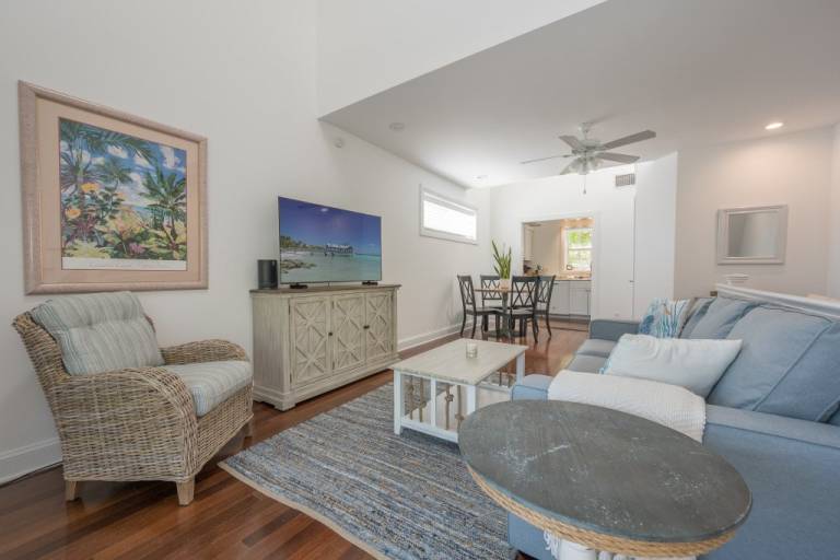 Family-friendly beautiful vacation home with yard, heated pool & patio | Close to Duval Street | Garden view | Pet-friendly — photo 4