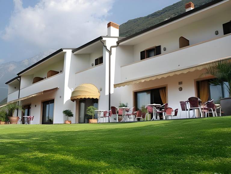 Serviced apartment with sauna, pool & yard in Malcesine
