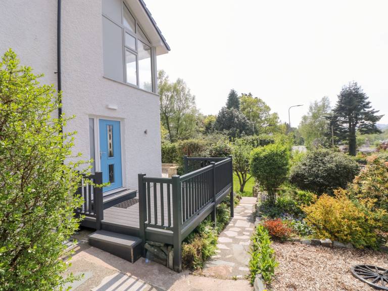 Cottage with jacuzzi & yard | Beach view — photo 2