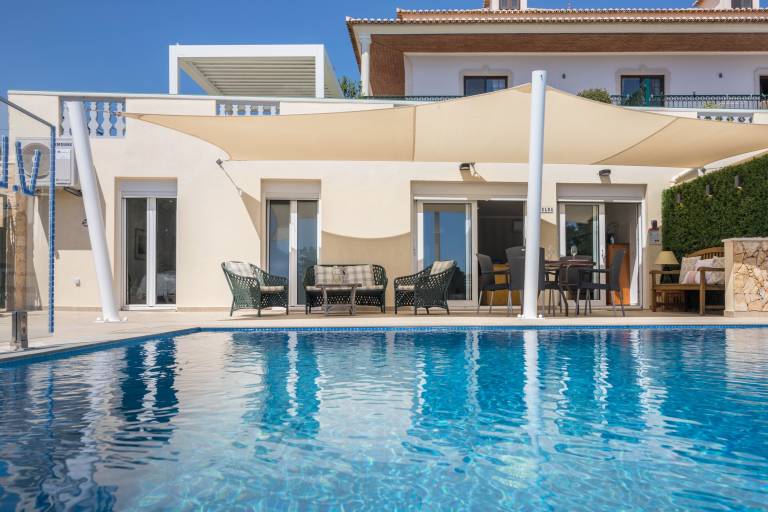 Apartment Abelha with Sea view, Infinity pool, Shared Garden & Wi-Fi in Loulé
