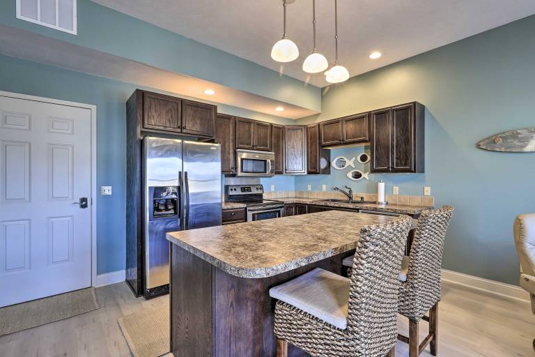 Dtwn Ludington Condo: Balcony, Walk To Beach! — photo 2