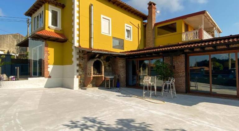 House with pool — photo 3