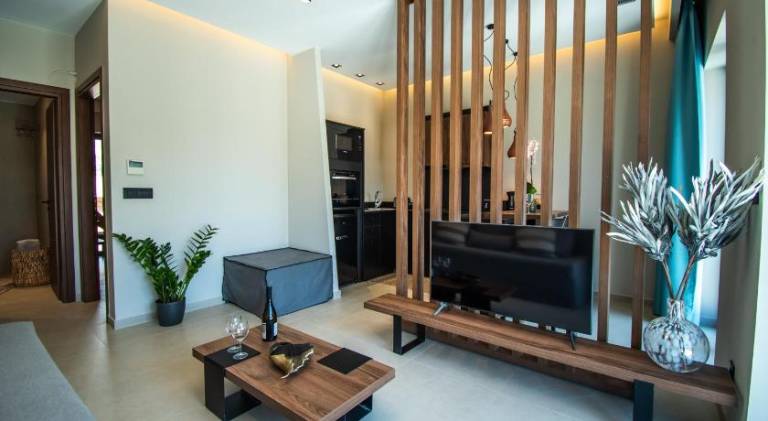 Villa with jacuzzi, garden & pool — photo 4