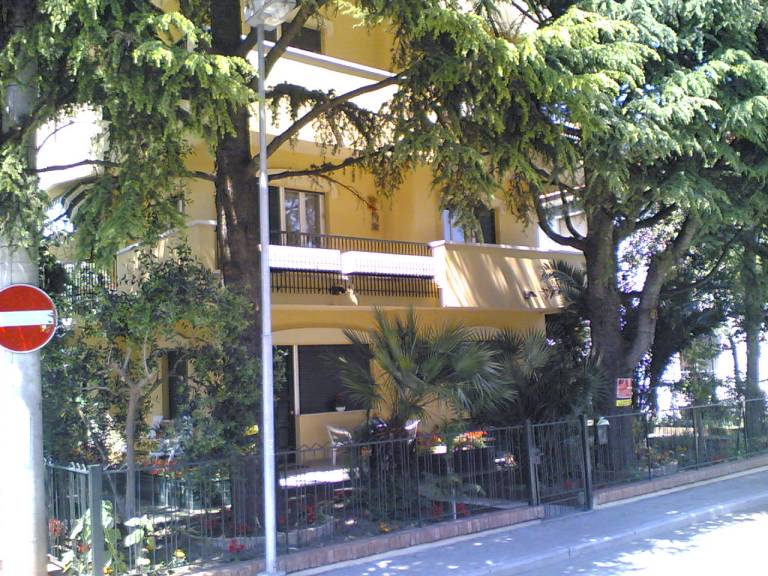 Apartment with yard — photo 2