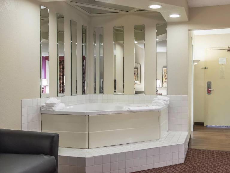 Econo Lodge Inn & Suites Joplin — photo 2