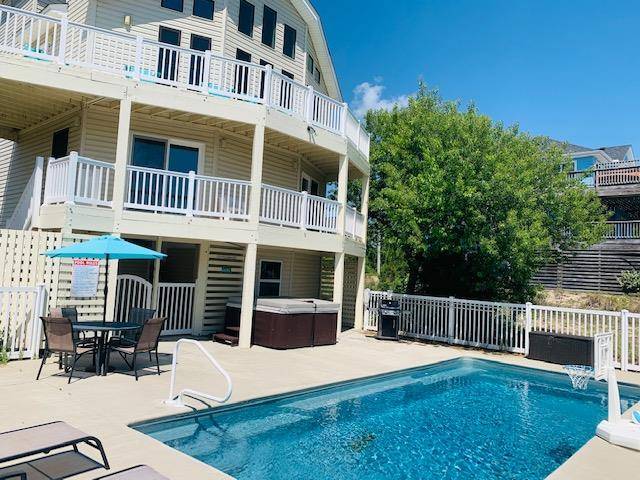Family-oriented vacation home with jacuzzi, private pool & barbecue | City view | Next to the beach | Dogs allowed — photo 4