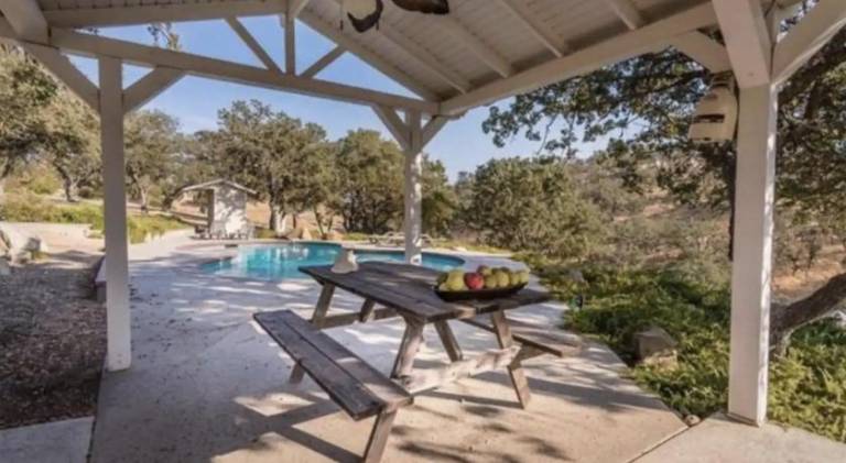 Villa with pool — photo 4