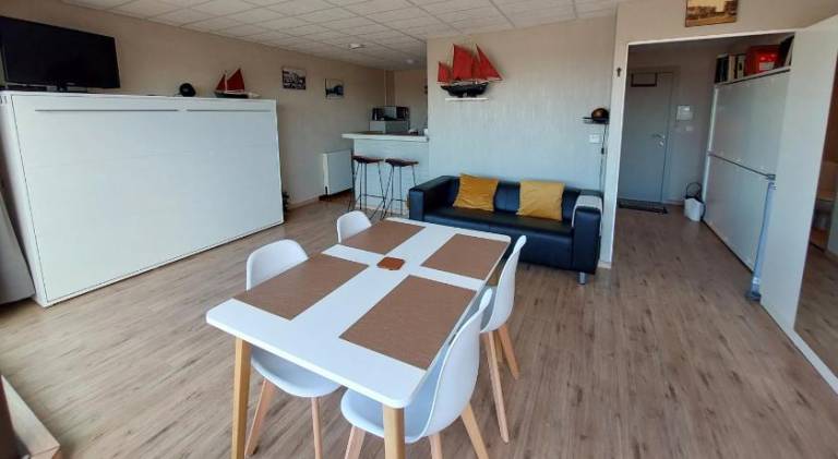 Holiday apartment with patio in De Panne