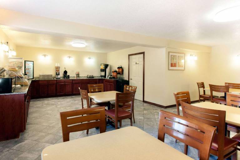 Days Inn by Wyndham Norman — photo 3