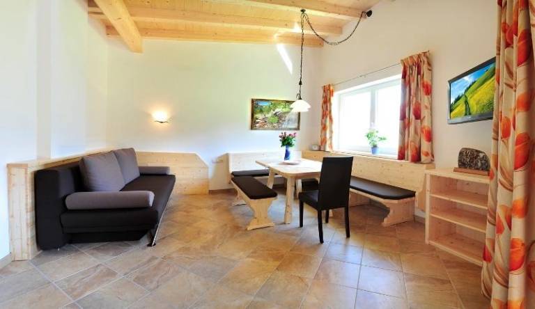 Apartment with pool, barbeque & yard — photo 3