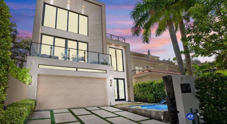 Vacation home with pool | Near Las Olas Boulevard in Fort Lauderdale, FL