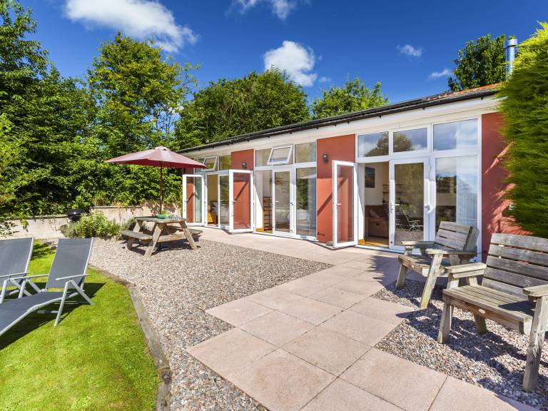 Family-friendly cabin with patio & garden | Dogs allowed in Ashford