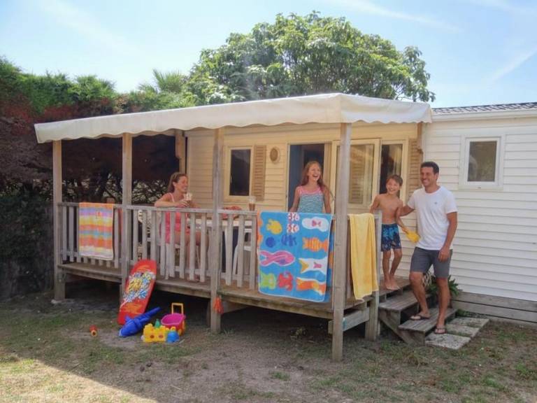 Family-oriented mobile home with heated pool & patio | Beach nearby | Pet-friendly — photo 4