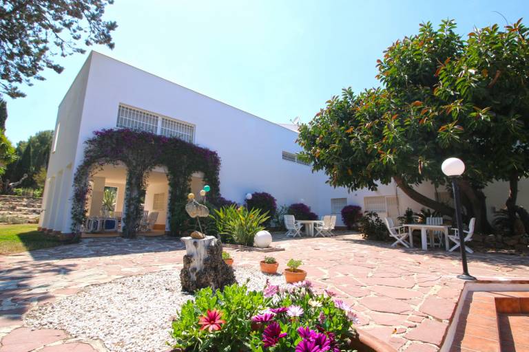 Villa with private pool, yard & grill — photo 5