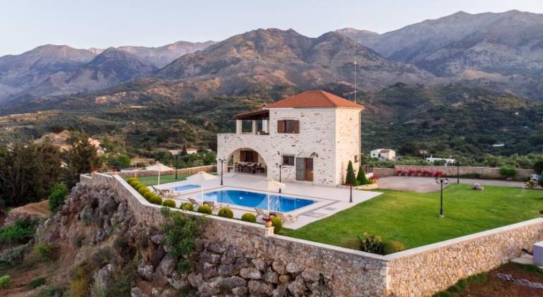 Villa with pool — photo 3