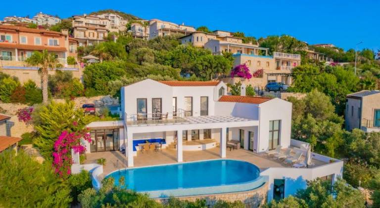 Fully equipped ample villa with garden, barbecue & private pool | Pet-friendly in Antalya