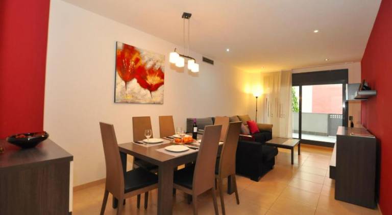 Holiday apartment with terrace, pool & yard — photo 3