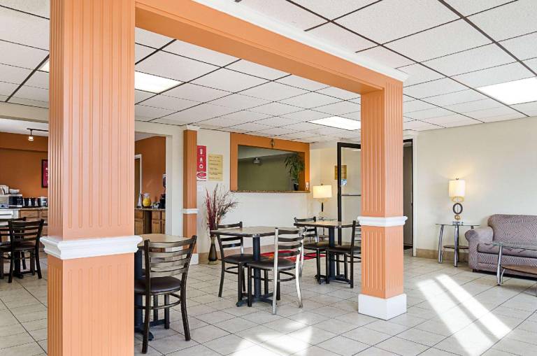 Econo Lodge Hays I-70 — photo 4