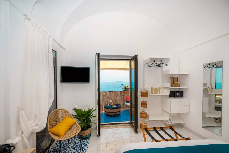 Elegant Suite with Sea View Balcony in Positano — photo 5