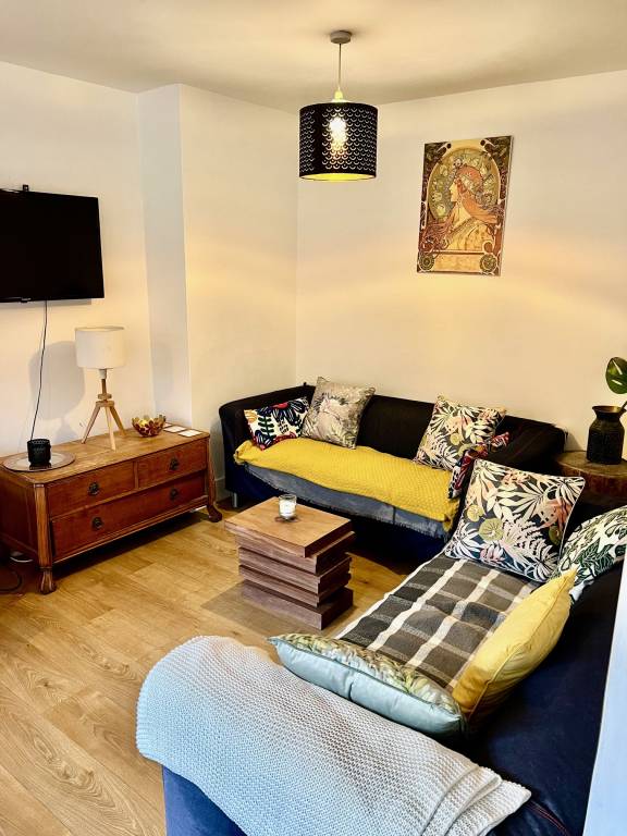 Modern 4 Bed home w Private Garden in Stratford