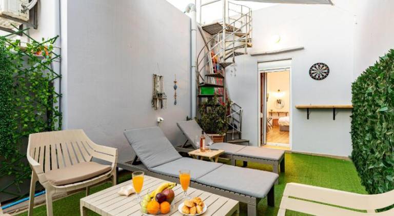 Sea & City - Luxury Maisonette Steps from the Beach with Private Terrace — photo 4