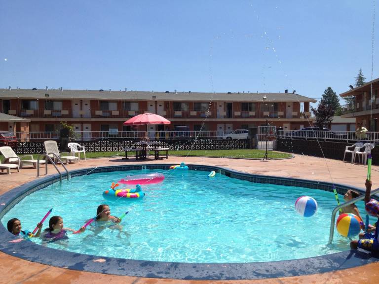 The River Inn & Suites — photo 2